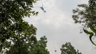 Sebuah helikopter melakukan pemadaman kebakaran lahan gambut di Kelurahan Kameloh Baru, Palangka Raya, Kalimantan Tengah, Rabu (29/7/2026). [ANTARA FOTO/Auliya Rahman/wsj]