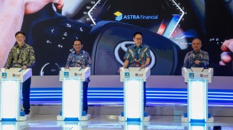 (kiri ke kanan) Presiden Direktur Astra Rudy, Kepala Eksekutif Pengawas Lembaga  Pembiayaan, Perusahaan Modal Ventura, Lembaga Keuangan Mikro, dan Lembaga Jasa  Keuangan Lainnya merangkap Anggota Dewan Komisioner Otoritas Jasa Keuangan (OJK) Agusman, Presiden Komisaris Astra Prijono Sugiarto, dan Direktur Astra dan Director InCharge Astra Financial Siswadi. [Handout]