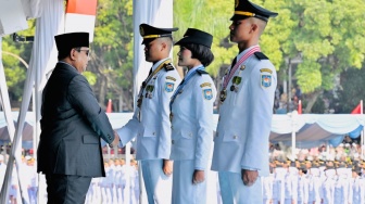 Tak Menyerah pada Keadaan, Anak Buruh Bangunan Ini Berhasil Meraih Kartika Astha Brata