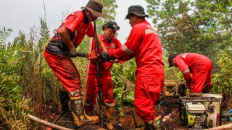 Personel Manggala Agni Daops Palangka Raya membuat sumur bor sebagai sumber air untuk pemadaman kebakaran lahan gambut di Kelurahan Kameloh Baru, Palangka Raya, Kalimantan Tengah, Rabu (29/7/2026). [ANTARA FOTO/Auliya Rahman/wsj]
