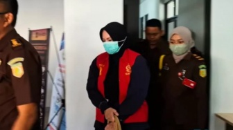 Detik-detik Wagub Babel Ditahan, Pakai Rompi Tahanan Merah lalu Bungkam