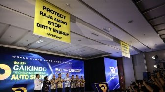 Protes Tambang Nikel Raja Ampat, Aktivis Greenpeace Bentangkan Spanduk di Pembukaan GIIAS 2026