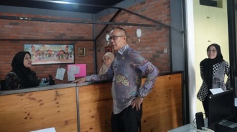 Bukan Cuma Razia Absensi, Wali Kota Sukabumi Duduk Lesehan dan Minta Curhat ASN Saat Sidak