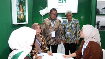 Direktur Utama PT Bank Syariah Nasional Alex Sofjan Noor (kiri) dan Direktur Consumer Banking PT Bank Syariah Nasional Mochamad Yut Penta mengunjungi booth Bank BSN disela acara Akad Massal 62.000 KPR Rumah Subsidi dan KUR Perumahan Sebesar Rp880 Miliar di Batang, Jawa Tengah, Kamis (30/7/2026). [Handout]