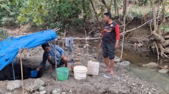 Krisis Air Bersih Melanda Ngawi, Warga Gali Dasar Sungai demi Penuhi Kebutuhan Sehari-hari
