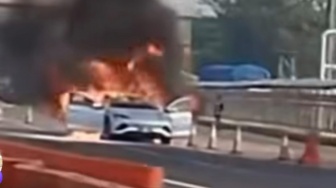 Mobil Listrik BYD Seal Terbakar di Jalan Tol Cikampek