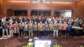 Menteri Ekonomi Kreatif (Menkraf) Teuku Riefky Harsya, Provinsi Jawa Timur Adhy Karyono, CEO Suara.com Suwarjono dan CEO Berita Jatim Dwi Eko Lokononto bersama seluruh narasumber dana peserta foto bersama saat gelaran Jatim Media Summit 2026 di Whiz Hotel, Surabaya, Kamis (30/7/2026). [Suara.com/Alfian Winanto]