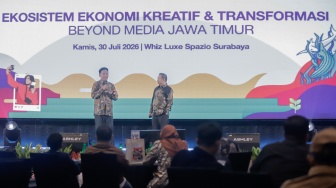 CEO Suara.com Suwarjono (kiri) dan CEO Berita Jatim Dwi Eko Lokononto (kanan) memberikan closing remarks saat menutup gelaran Jatim Media Summit 2026 di Whiz Hotel, Surabaya, Kamis (30/7/2026). [Suara.com/Alfian Winanto]