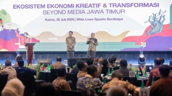 CEO Suara.com Suwarjono (kiri) dan CEO Berita Jatim Dwi Eko Lokononto (kanan) memberikan sambuta saat gelaran Jatim Media Summit 2026 di Whiz Hotel, Surabaya, Kamis (30/7/2026). [Suara.com/Alfian Winanto]