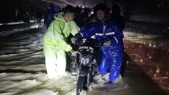 Hujan di Simalungun Bikin Motor Terseret Arus, Ratusan Rumah Kebanjiran