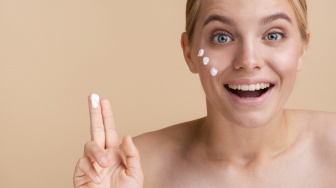5 Moisturizer Travel Size untuk Kulit Lembap dan Cerah Sesuai Klaim