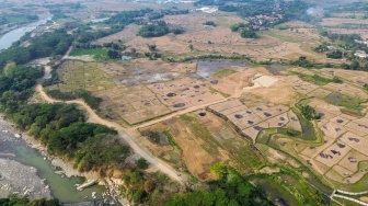 Foto udara sawah yang terdampak kekeringan di Kecamatan Cibarusah, Kabupaten Bekasi, Jawa Barat, Jumat (31/7/2026). [ANTARA FOTO/Darryl Ramadhan/YU]