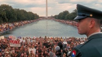 Forrest Gump: Kebijaksanaan Emosional di Tengah Turbulensi Sejarah