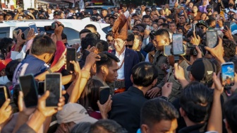 Jokowi Dinobatkan Jadi Sesepuh Raja-raja Timor, Ribuan Warga Kupang Berebut Abadikan Momen