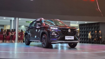 Suzuki Fronx Punya Varian Kuro, Tambah Fitur Keamanan Baru
