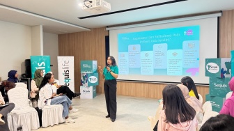 Data Protection Officer Sequis Life Atika Rahma, menyampaikan materi "Protect Your Data, Protect Your Future" pada Sequis SHEPRENEUR Learning Series di Jakarta, Selasa (28/7/2026). [Handout]