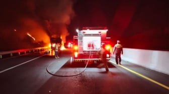 Lampu Mati Berujung Kobaran Api: Bus Mewah Double Decker Gunung Harta Hangus di Tol Madiun