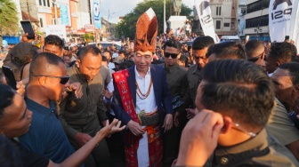 Kunjungan ke NTT, Momen Jokowi Dianugerahi Raja Timor dalam Karnaval Budaya
