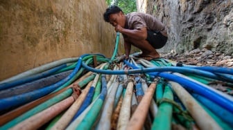 Kemarau Menggigit, Warga Bantul Sedot Selang demi Dapat Air