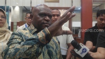Membaca Buku Barat vs Lokal: Benarkah Karya Penulis Indonesia Selalu Subjektif?