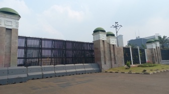 Ironi Ruang Kota: Ketika Mal Harus Terbuka, tapi "Rumah Rakyat" Dipagari Kawat Berduri