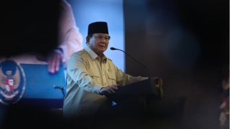 Ketika Siaran Pidato Terputus: Rakyat Lebih Cemas Perang Dunia atau Biaya Hidup?