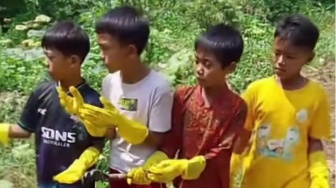 Bukan Konten Joget, 4 Bocah Ini Pilih Bersihkan Selokan hingga Dijuluki Pandawara Cilik