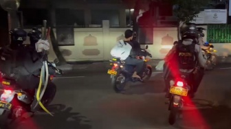 Brimob dan Tim Perintis Presisi Ciduk 5 Remaja Tawuran di Jatinegara, Samurai Disita