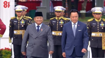Buka Kaca Mobil di Istana, PM Thailand Balas Sambutan Pelajar dengan Gestur Jari Cinta
