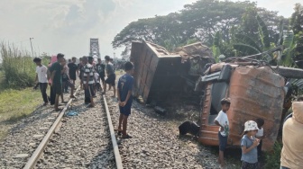 Detik-detik Tabrakan Kereta Api dengan Truk hingga Terbelah Dua di Sergai