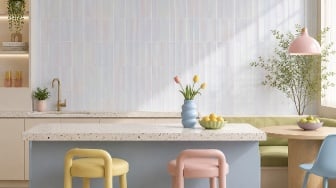 Ingin Rumah Terasa Lebih Elegan? Tren Interior Kini Mengandalkan Permainan Cahaya dari Keramik