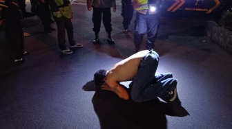 Polisi Amankan Pria Diduga Mabuk dan Mengamuk di Depan Gerbang UNS