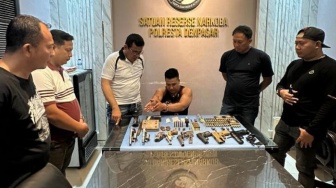 Digerebek di Denpasar, Pria Ini Simpan Ekstasi dan 5 Senpi Rakitan di Ruang Tamu
