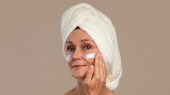 Sunscreen Apa yang Cocok untuk Usia 50 Tahun ke Atas? Ini 7 Rekomendasi sesuai Review