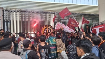 Flare Merah Menyala di Kejagung, Massa Mahasiswa Bawa Keranda Bertuliskan 'Febrie'