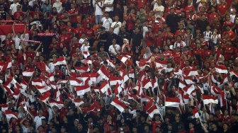 Suporter mendukung Timnas Indonesia saat melawan Timnas Vietnam pada pertandingan Grup A Piala AFF 2026 di Stadion Gelora Pakansari, Kabupaten Bogor, Jawa Barat, Senin (3/8/2026). [ANTARA FOTO/Yulius Satria Wijaya/wsj]