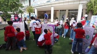 Anak-anak mengekspresikan kreativitas melalui kegiatan mewarnai kemasan pada acara peluncuran Susu Tango Kido Full Cream di Tribeca Park, Central Park, Jakarta Barat, Minggu (2/8/2026). [Handout]