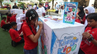 Anak-anak mengekspresikan kreativitas melalui kegiatan mewarnai kemasan pada acara peluncuran Susu Tango Kido Full Cream di Tribeca Park, Central Park, Jakarta Barat, Minggu (2/8/2026). [Handout]