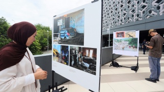 Pengunjung melihat karya pameran foto jurnalistik Prahara Pulau Emas di Museum Tsunami Aceh, Banda Aceh, Aceh, Senin (3/8/2026). [ANTARA FOTO/Akramul Muslim/agr]