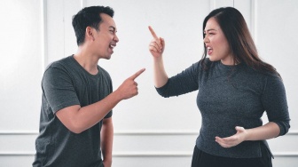 Bagaimana Cara Menghadapi Pasangan Berzodiak Capricorn saat Mereka Sedang Marah atau Ngambek?
