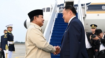 Momen Akrab Prabowo dan PM Anutin, Antar Sampai Tangga Pesawat