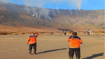 Api Mengamuk di Kawasan Bromo, Akses Wisata dari Lumajang dan Malang Ditutup