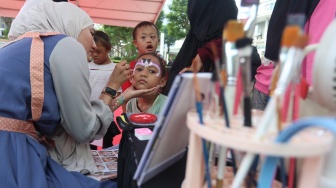 Anak-anak mengekspresikan kreativitas melalui kegiatan mewarnai kemasan pada acara peluncuran Susu Tango Kido Full Cream di Tribeca Park, Central Park, Jakarta Barat, Minggu (2/8/2026). [Handout]