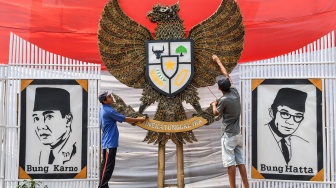 Warga memasang Garuda Pancasila untuk area spot foto di Kampung Cibahong, Kecamatan Sukarame, Kabupaten Tasikmalaya, Jawa Barat, Senin (3/8/2026). [ANTARA FOTO/Adeng Bustomi/agr]