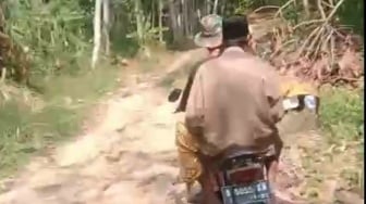Takut Birokrasi Ribet dan Jalan Rusak, Warga Bawa Jenazah Bocah 8 Tahun Pakai Motor