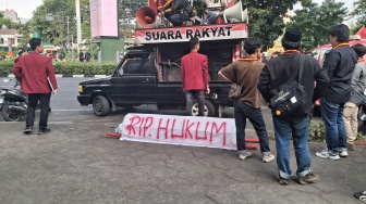 Bawa Keranda 'RIP Hukum', Mahasiswa Geruduk Kejagung Tuntut Febrie Adriansyah Dihukum Mati