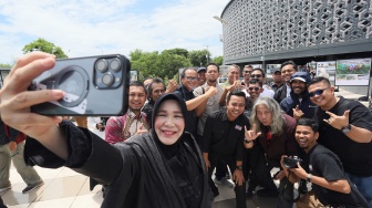 Wali Kota Banda Aceh Illiza Sa'aduddin Djamal (kiri) berfoto bersama sejumlah pewarta foto saat pameran foto jurnalistik Prahara Pulau Emas di Museum Tsunami Aceh, Banda Aceh, Aceh, Senin (3/8/2026). [ANTARA FOTO/Akramul Muslim/agr]