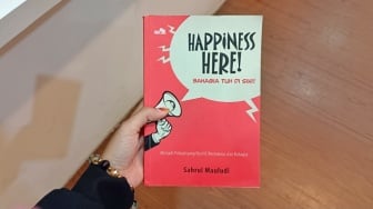 Kebahagiaan itu Bukan Dikejar: Refleksi Menarik dari Buku Happiness Here!