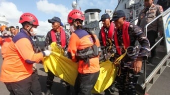 Kisah Sitti Fatimah Dorong Anaknya ke Laut Saat KMP Mutiara Sentosa Terbakar