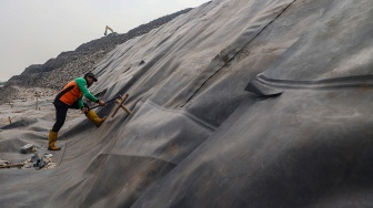 Petugas memasang patok pada geomembran sebagai media pelindung untuk menutup tumpukan sampah di Tempat Pengolahan Sampah Terpadu (TPST) Bantargebang, Kota Bekasi, Jawa Barat, Selasa (4/8/2026). [ANTARA FOTO/Darryl Ramadhan/kye]